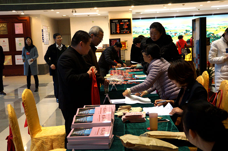 2017.1.6政协委员报到图片 (16).jpg 2017.1.6政协委员报到图片 (16).jpg