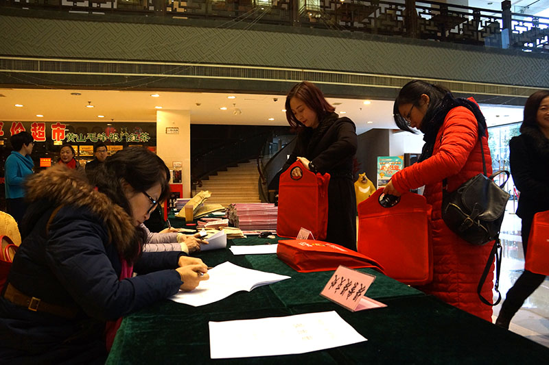 2017.1.6政协委员报到图片 (29).jpg 2017.1.6政协委员报到图片 (29).jpg