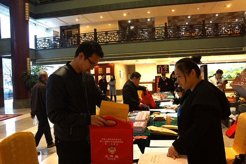 2017.1.6政协委员报到图片 (17).jpg 2017.1.6政协委员报到图片 (17).jpg