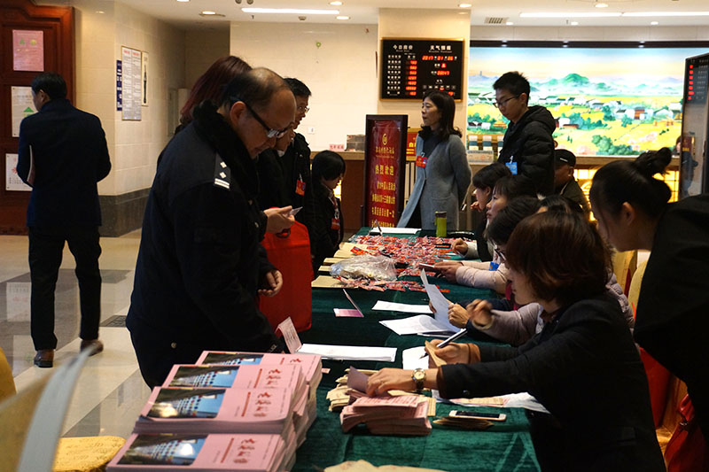 2017.1.6政协委员报到图片 (32).jpg 2017.1.6政协委员报到图片 (32).jpg