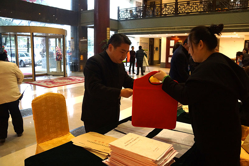 2017.1.6政协委员报到图片 (33).jpg 2017.1.6政协委员报到图片 (33).jpg