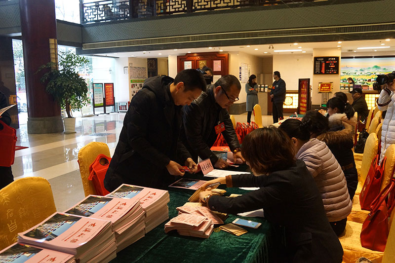 2017.1.6政协委员报到图片 (38).jpg 2017.1.6政协委员报到图片 (38).jpg