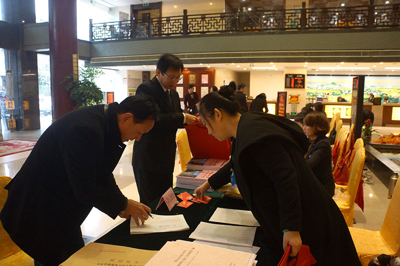 2017.1.6政协委员报到图片 (13).jpg 2017.1.6政协委员报到图片 (13).jpg