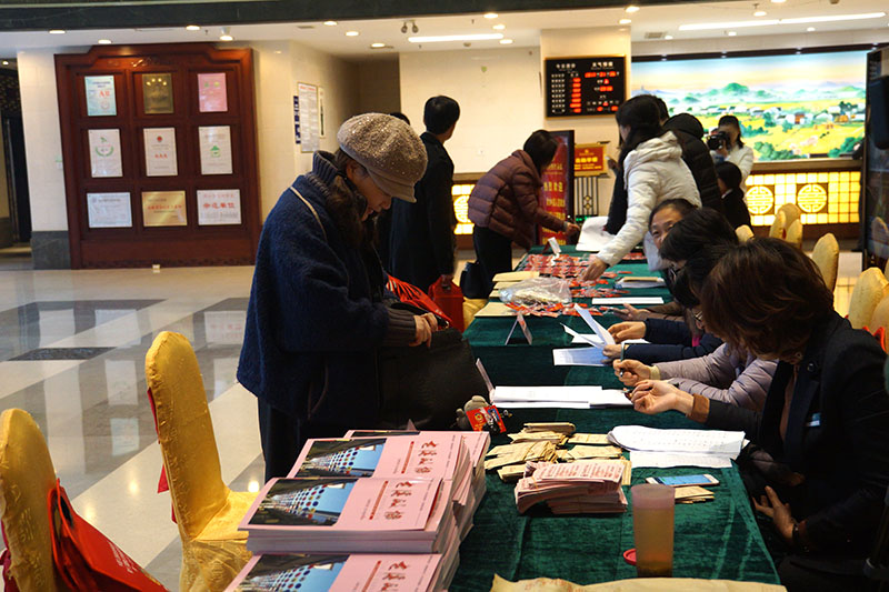 2017.1.6政协委员报到图片 (12).jpg 2017.1.6政协委员报到图片 (12).jpg