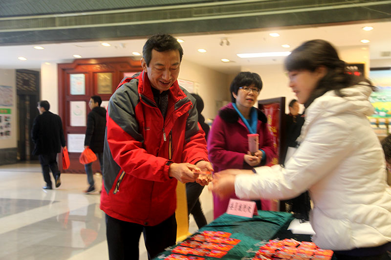 2017.1.6政协委员报到图片 (157).jpg 2017.1.6政协委员报到图片 (157).jpg