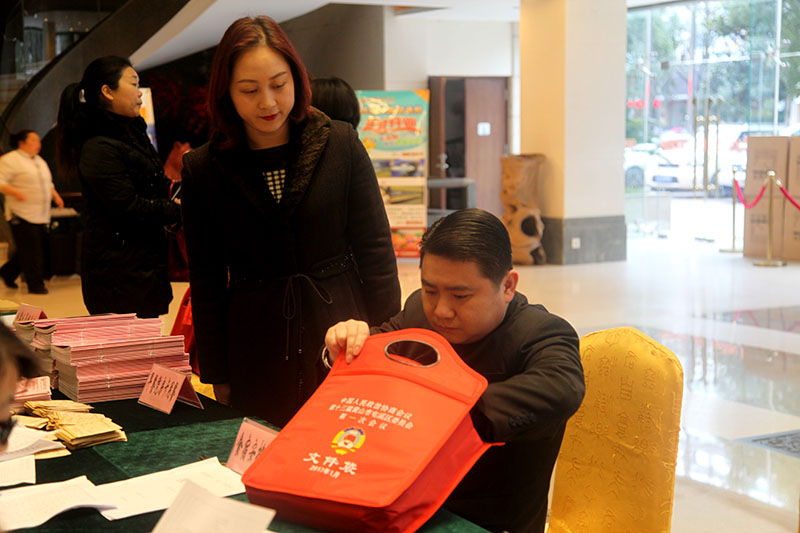 2017.1.6政协委员报到图片 (186).jpg 2017.1.6政协委员报到图片 (186).jpg